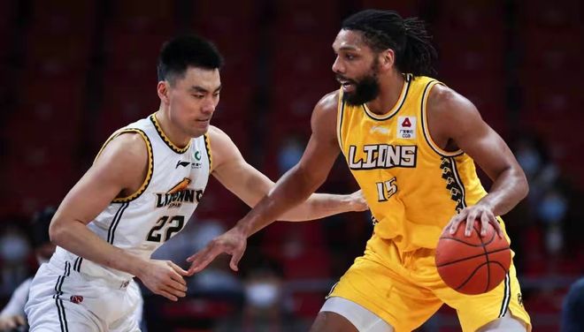 它折射出球 它折射出球